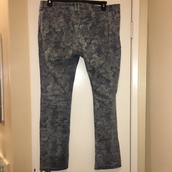 ♦️LBNC♦️Flowered Blue Jeans - Picture 6 of 6